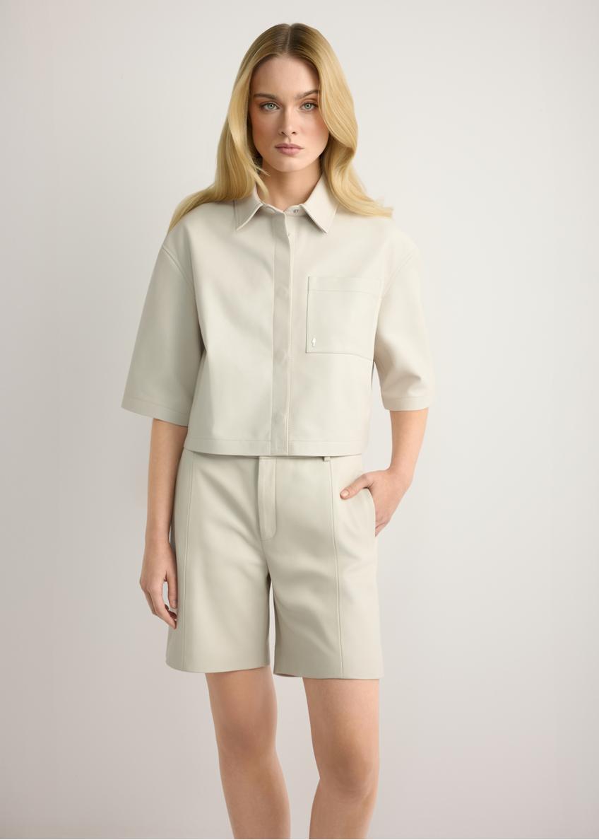 Жіночі кремові шкіряні шорти SPODS-0047-0B(W26), вигляд виробу спереду на моделі. Видно половину силуету.