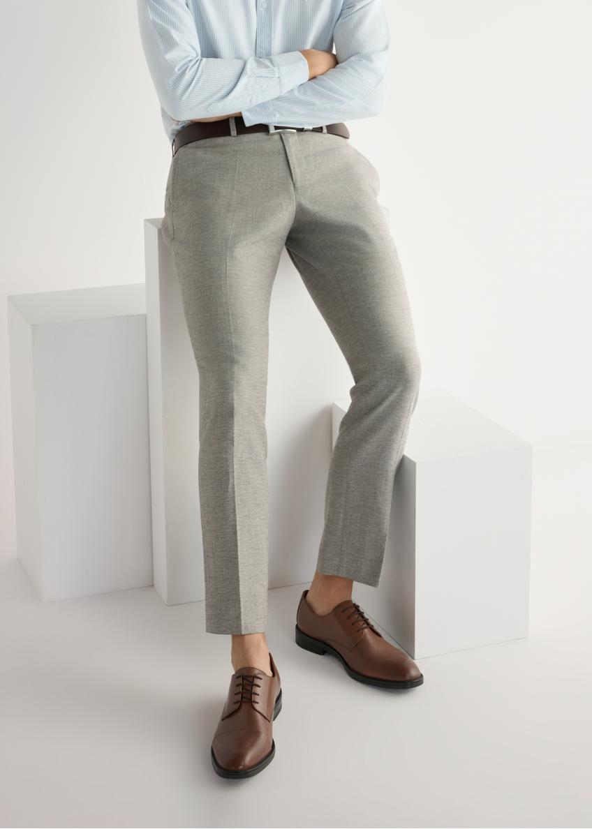 Чоловічі шкіряні броги коньячного кольору BUTYM-0500-1F(W26), вигляд виробу спереду на ногах моделі.