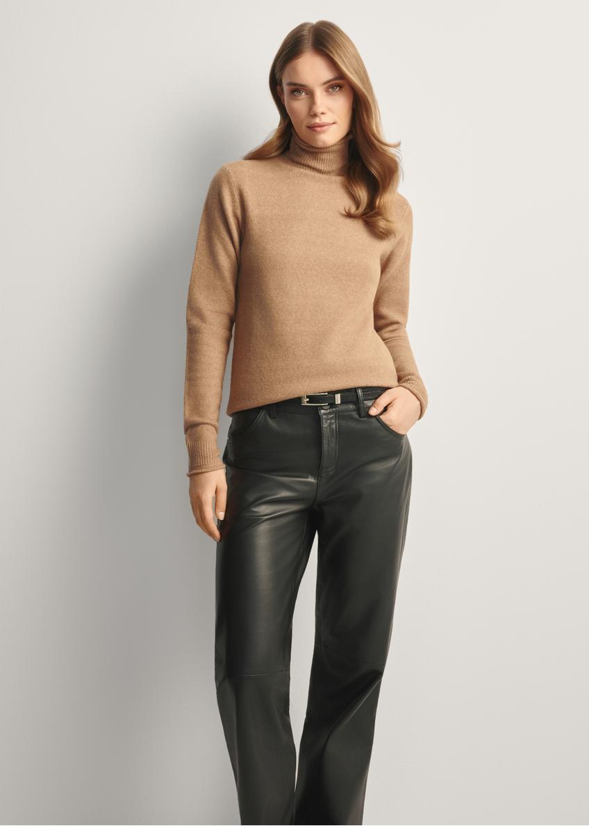 Жіночий светр з суміші вовни верблюжого кольору SWEDT-0241-24(Z25), вигляд виробу спереду на моделі. Видно половину силуету.