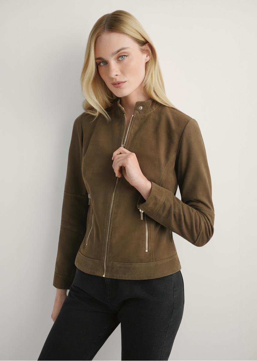 Жіноча коричнева шкіряна куртка KURDS-0611-1H(W26), вигляд виробу спереду на моделі. Видно половину силуету.