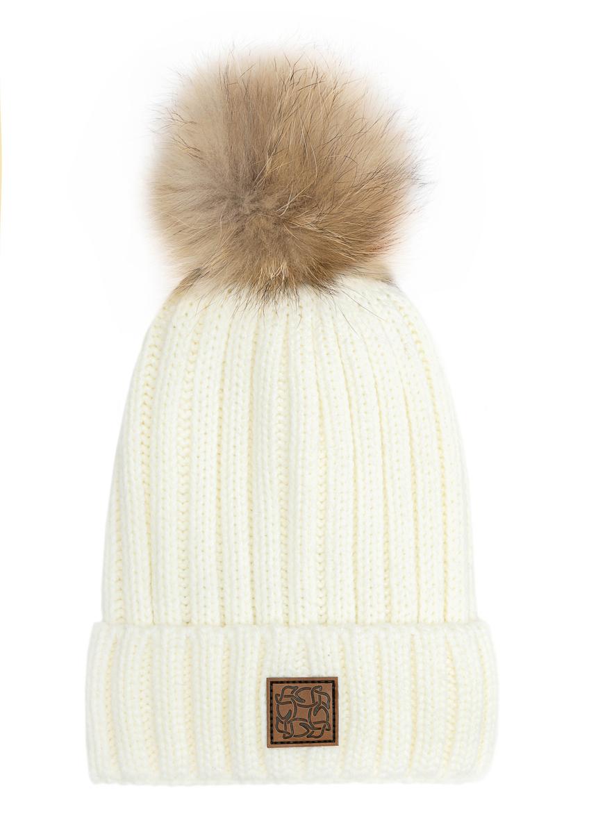 Кремова жіноча шапка з помпоном CZADT-0066A-12(Z25), вигляд виробу спереду на білому тлі.