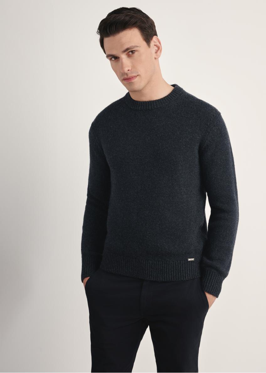 Графітовий чоловічий светр SWEMT-0172-99(Z25), вигляд виробу спереду на моделі. Видно половину силуету.