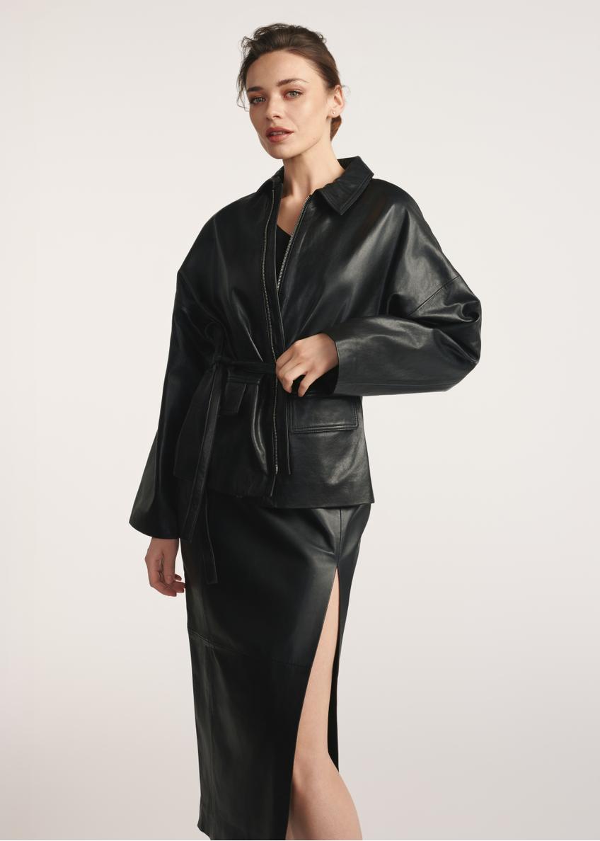 Чорна жіноча шкіряна куртка на зав'язках KURDS-0547-2861(Z25), вигляд виробу спереду на моделі, видно половину силуету.