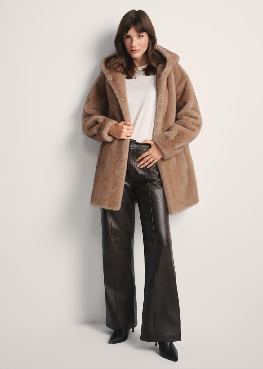 Жіноча бежева хутряна шуба з капюшоном FUTDP-0062-81(Z25), вигляд виробу спереду на моделі. Видно все тіло.