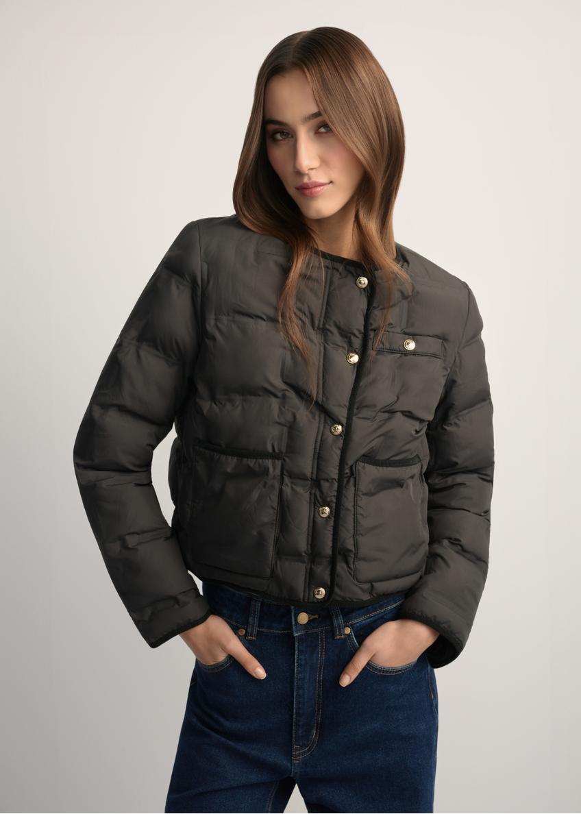 Чорна жіноча коротка куртка KURDT-0621-99(W26), вигляд виробу спереду на моделі. Видно половину силуету.