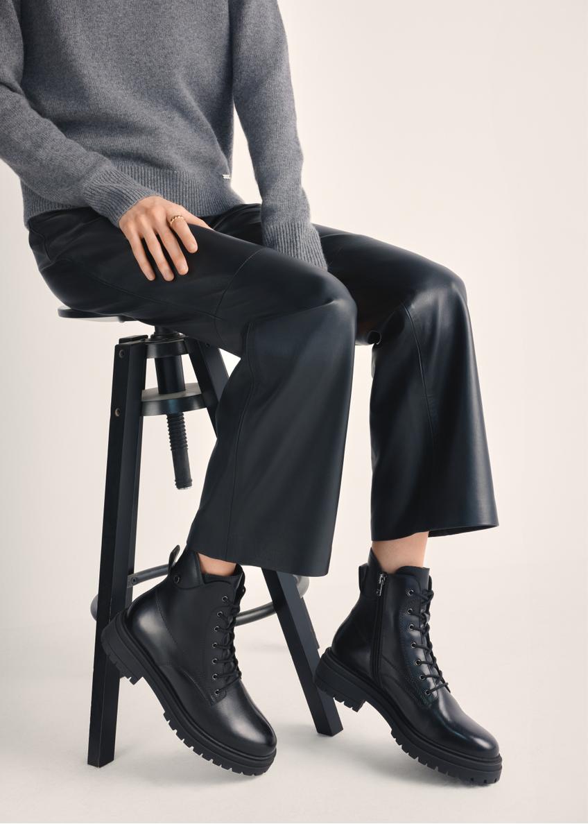 Чорні шкіряні чоботи до щиколотки BUTYD-1104-99(Z25), вигляд виробу на ногах моделі на світлому фоні.