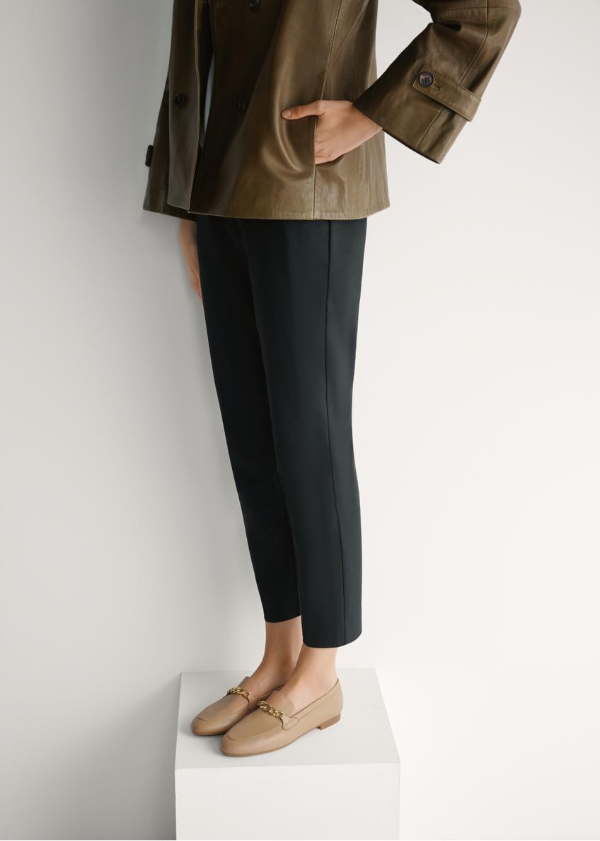 Жіночі темно-бежеві шкіряні мокасини з ланцюжком BUTYD-0914A-1B(W26), діагональний вигляд виробу на ногах моделі.