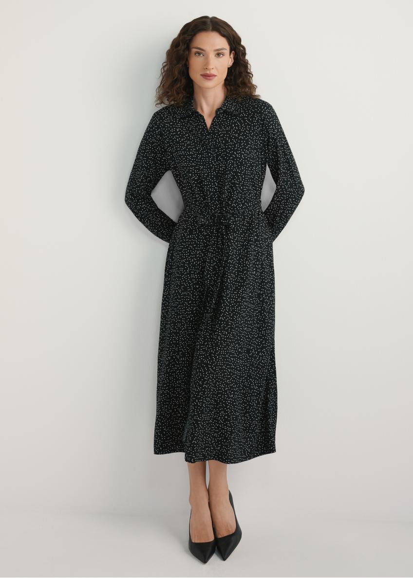Чорна сукня в горошок SUKDT-0258-9P(W26), вигляд виробу спереду на моделі. Видно все тіло.