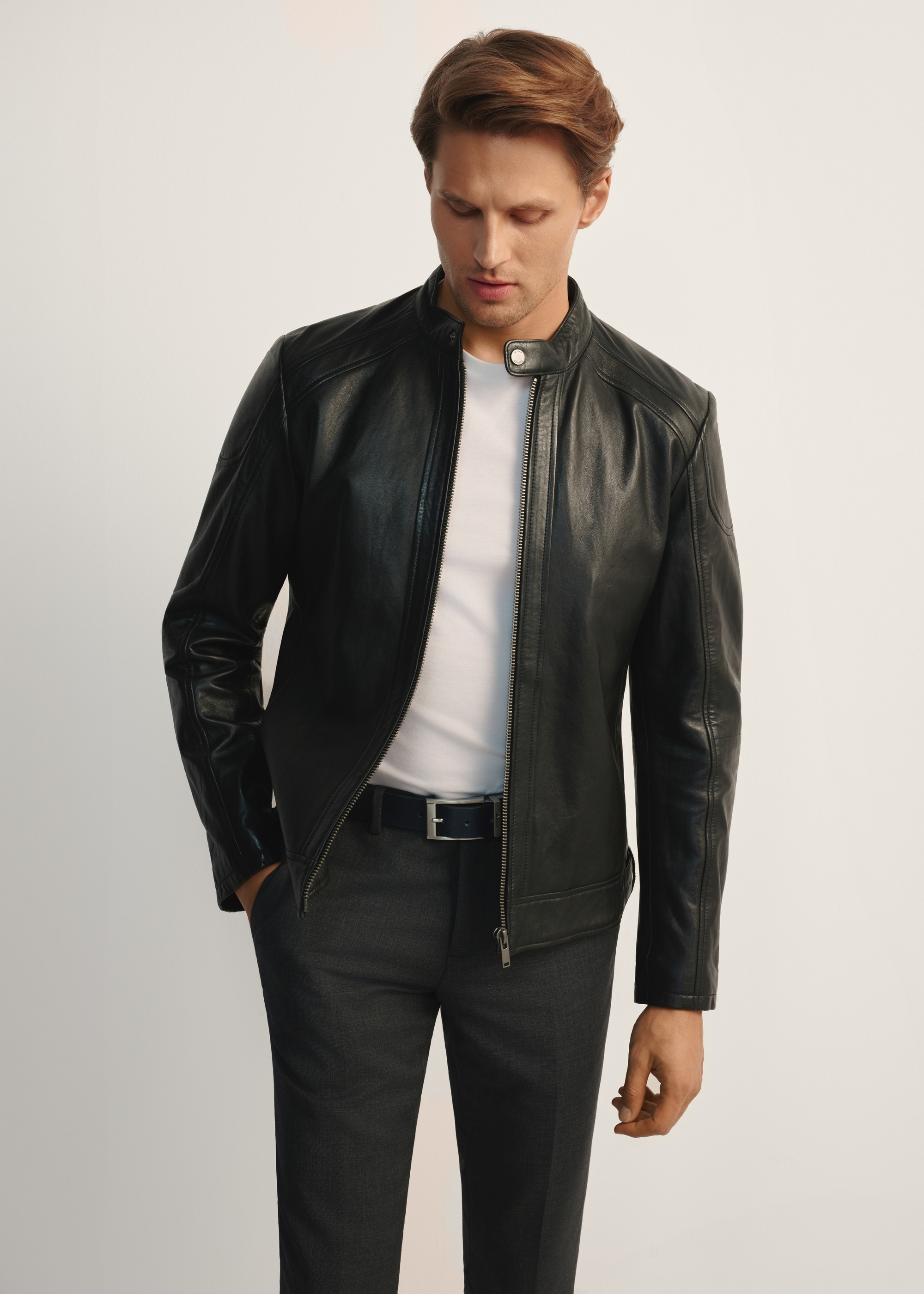 Чоловіча чорна шкіряна куртка з коміром-стійкою KURMS-0315-5427(Z25)