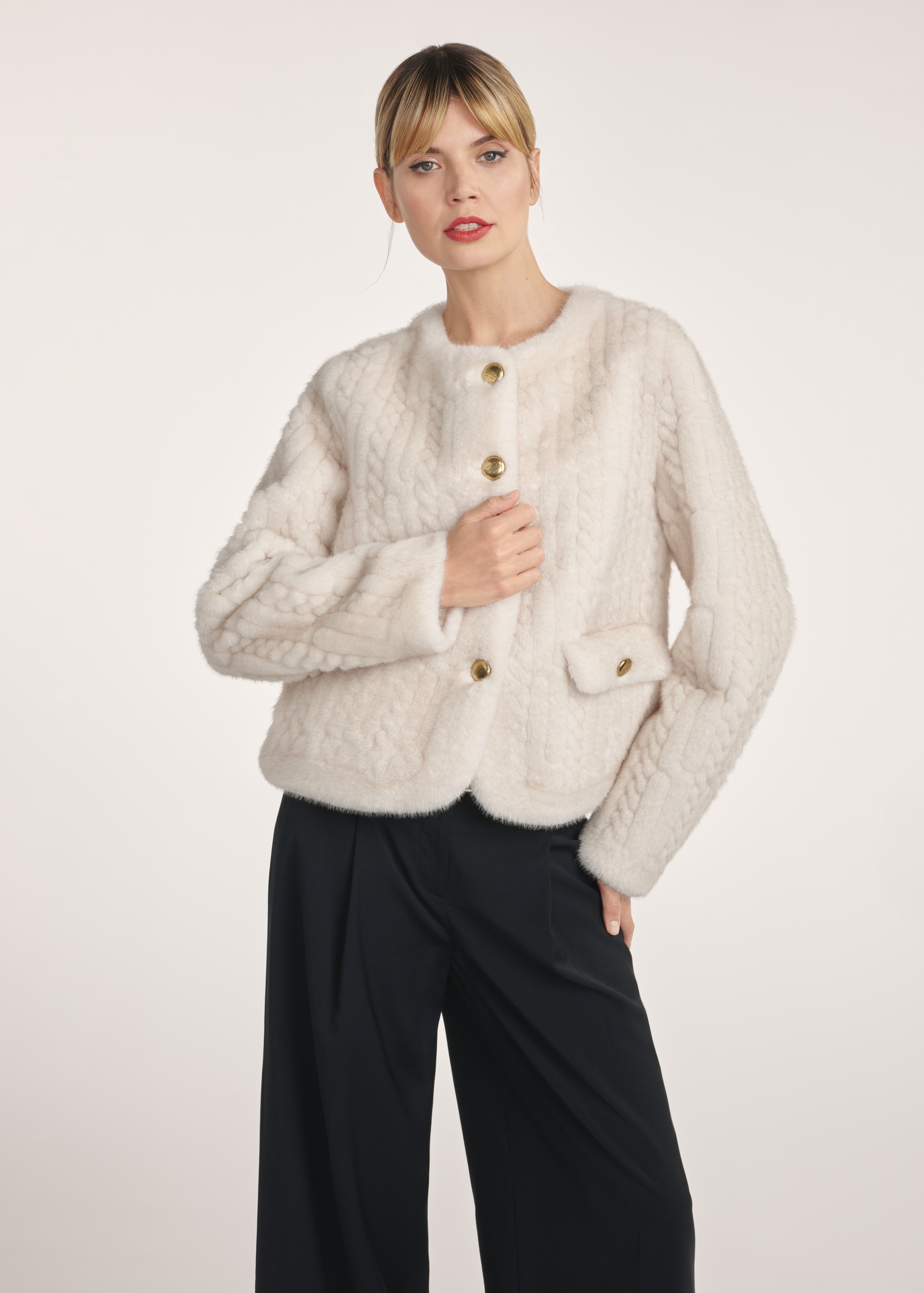 Коротка жіноча шуба кремового кольору FUTDP-0075-81(Z25)