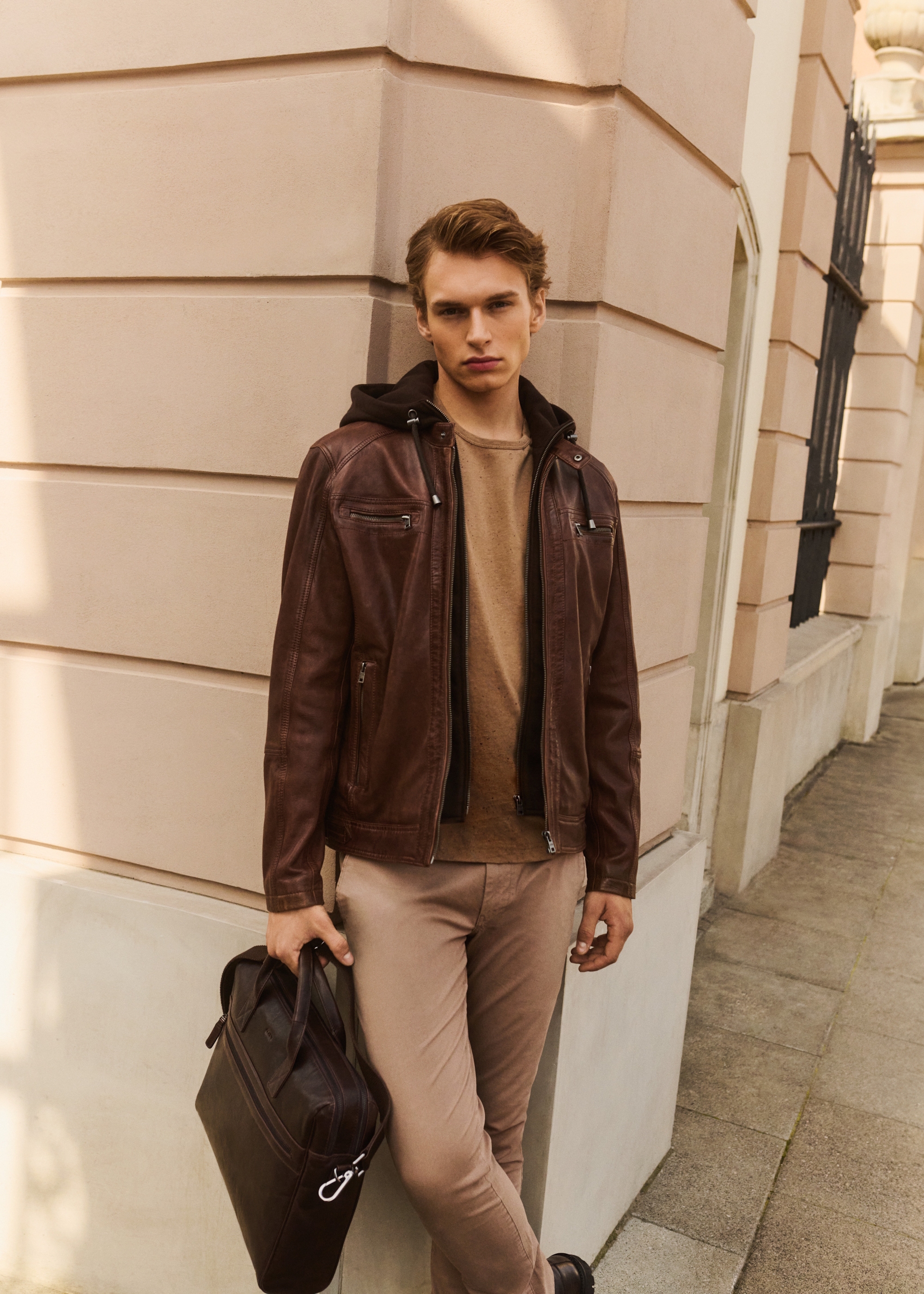 Коричнева чоловіча шкіряна куртка з капюшоном KURMS-0385-2875(Z25)