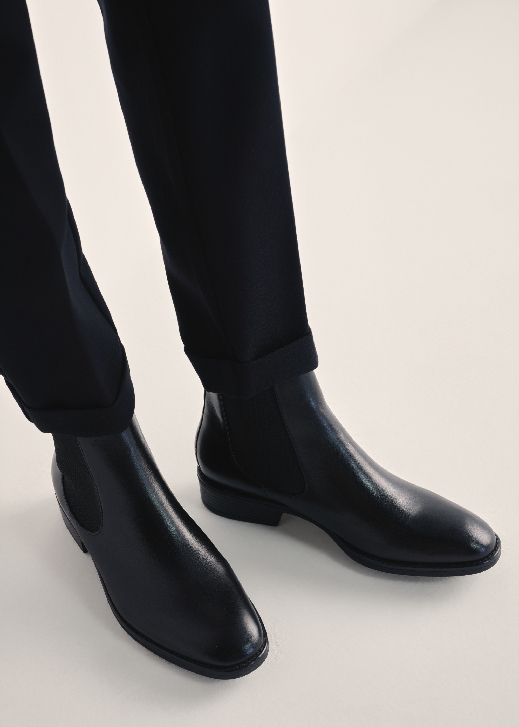 Жіночі чорні шкіряні ботильйони BUTYD-0936A-99(Z25)