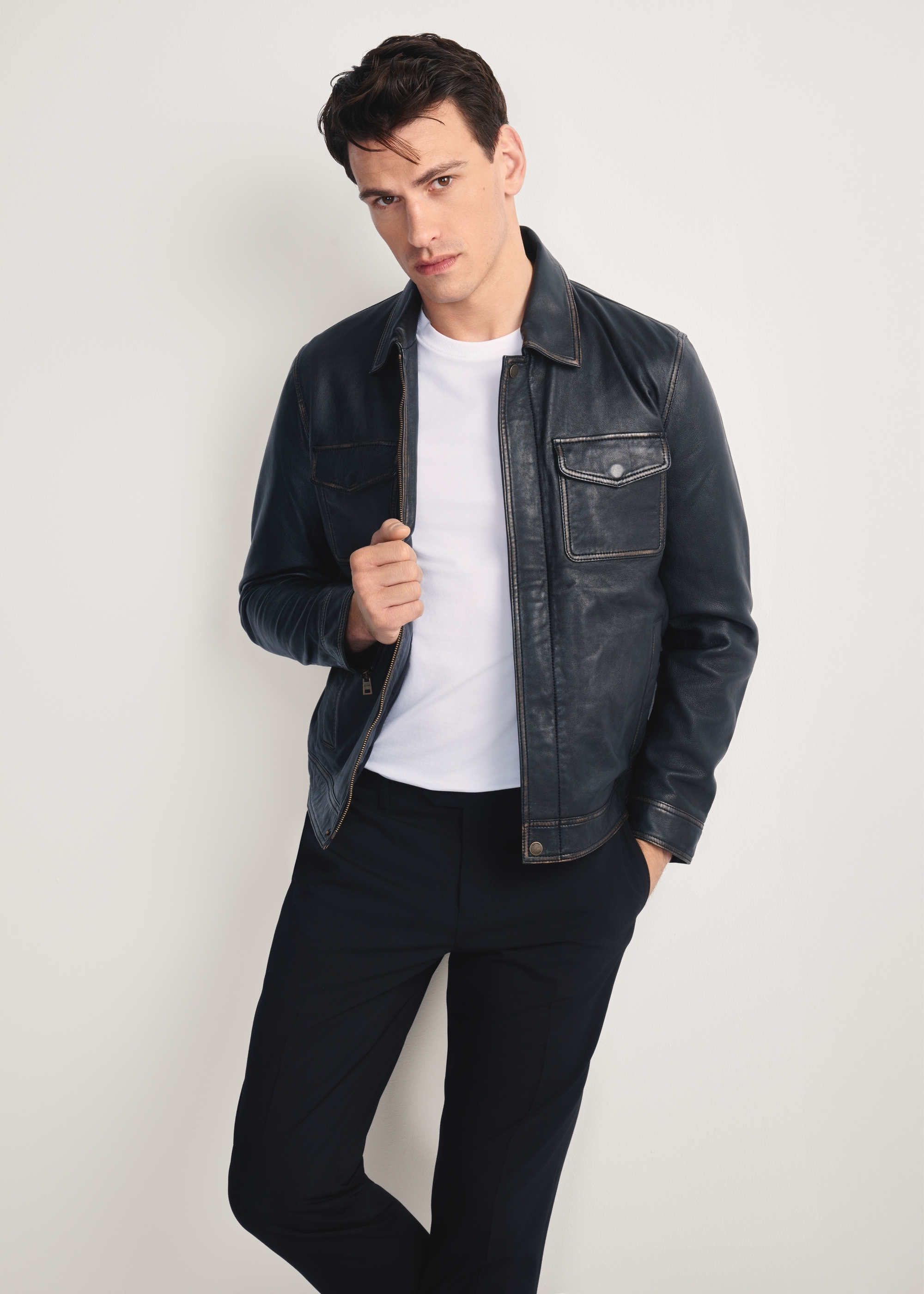 Чорна чоловіча шкіряна куртка в стилі вінтаж KURMS-0381-2870(Z25)