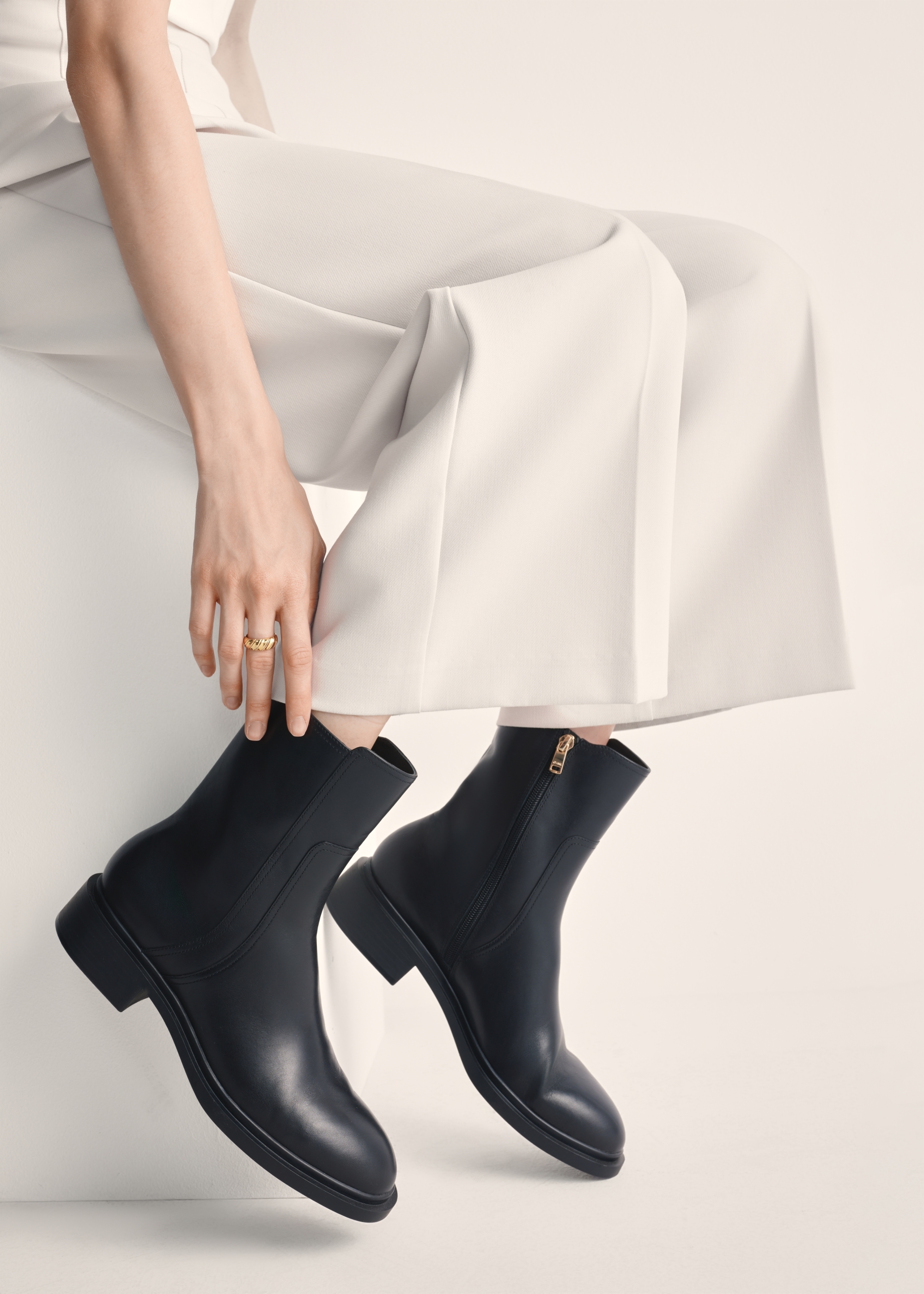 Жіночі чорні шкіряні ботильйони BUTYD-1033-99(Z25)