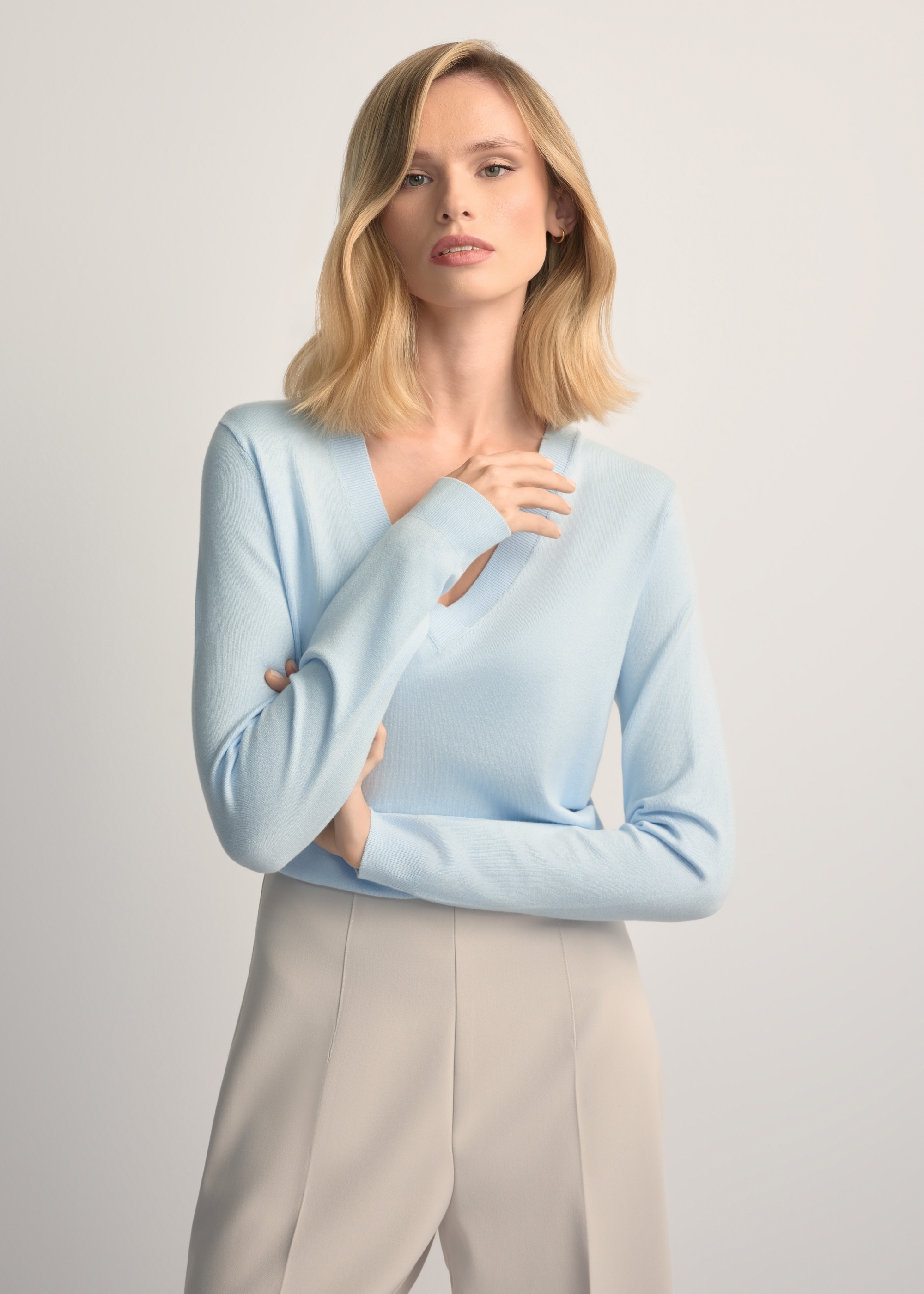 Блакитний пуловер з вирізом SWEDT-0201-7A(W26)